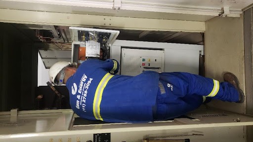 Equipe da Gen & Energy em atividade de manutenção de cabine primária