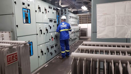 Técnico da Gen & Energy em painel de média tensão de cabine primária