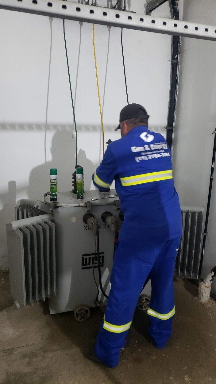 Técnico da Gen & Energy executando manutenção em transformador