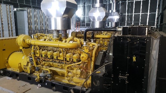 Motor de grupo gerador industrial aberto instalado em sala técnica