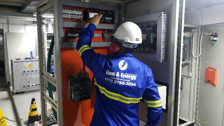 Técnico com EPI durante manutenção preventiva de grupo gerador
