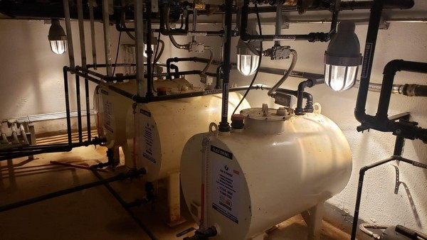 Tubulação metálica em aço preto de sistema de diesel