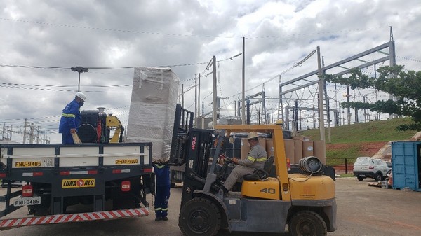 Transporte de grupo gerador até a base de instalação